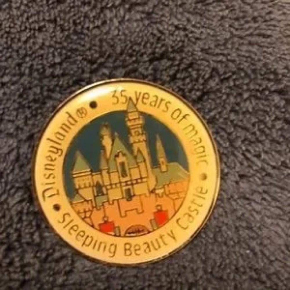 Disneyland Sleeping Beauty Castle Commemorative Pin - Gold, Blue, Green - Picture 7 of 7
